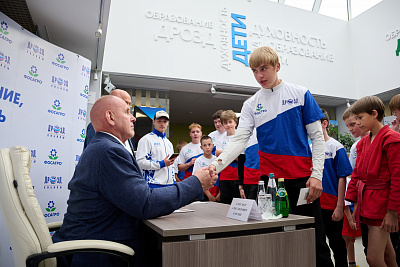 Трехкратный олимпийский чемпион Александр Карелин встретился с юными спортсменами